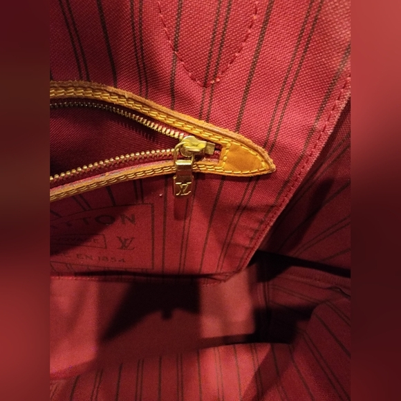 Louis Vuitton Neverfull MM Red Interior 
❤️ - Picture 13 of 16